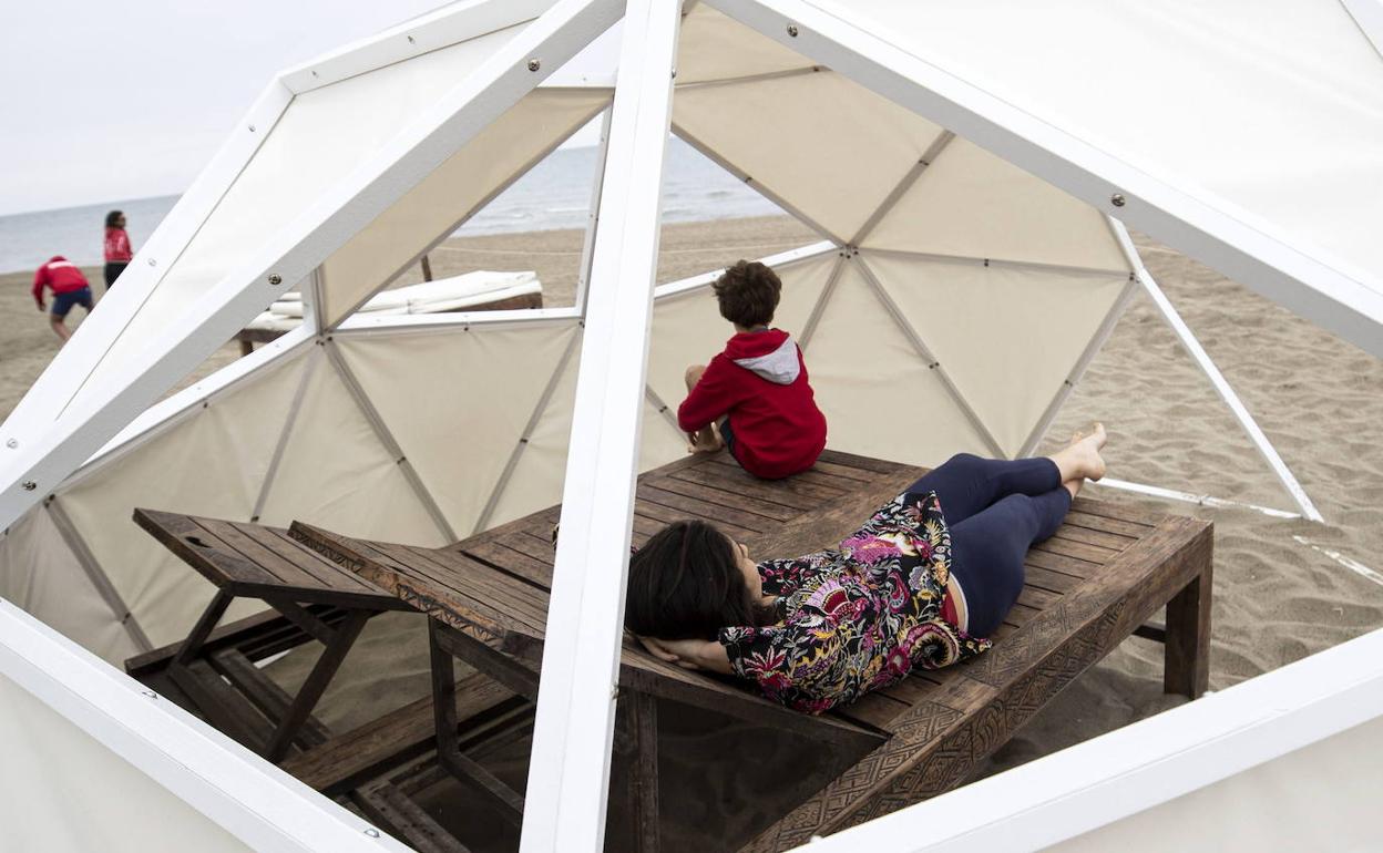 Estructura para preservar la distancia física en una playa italiana 