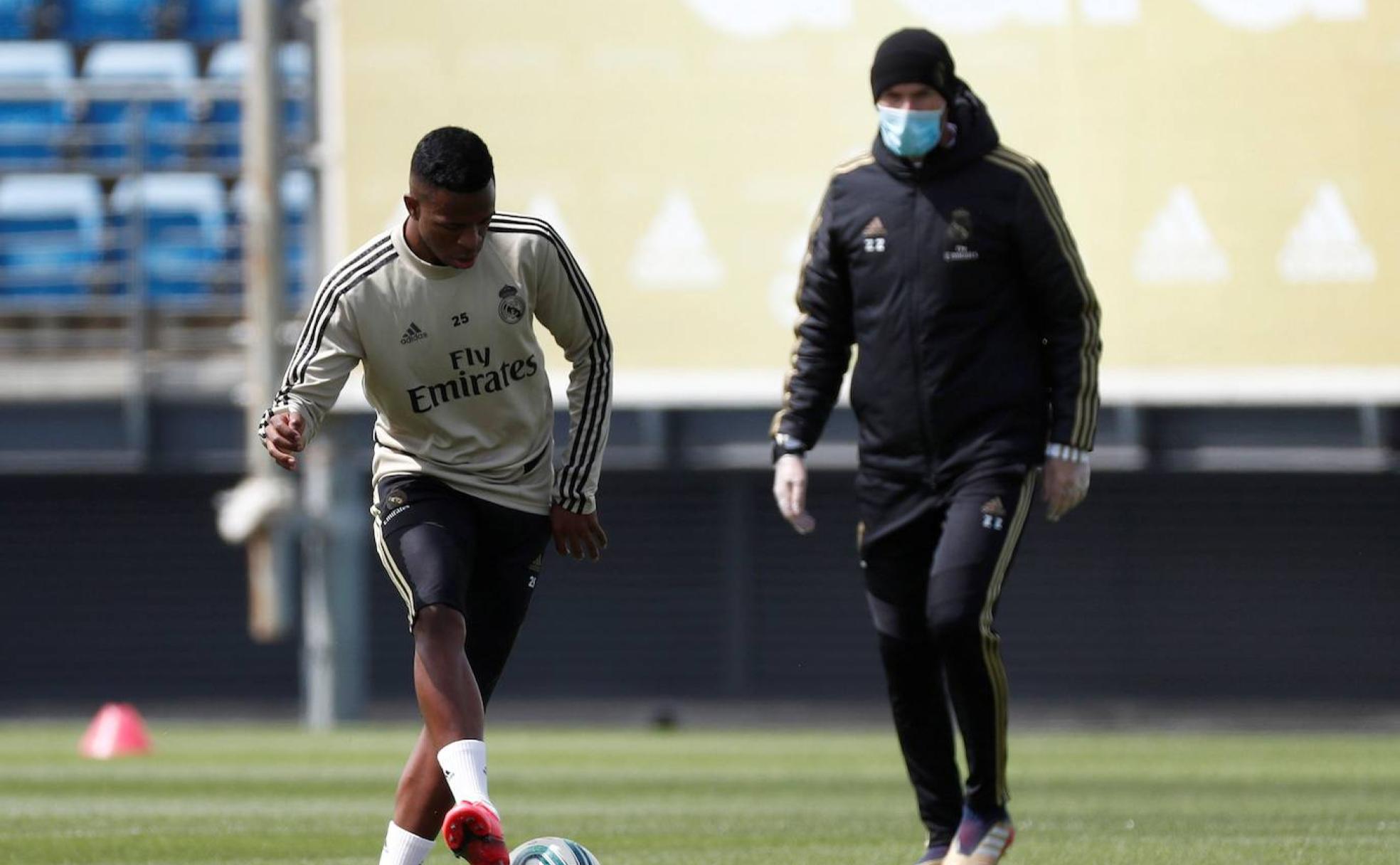 Zidane supervisa a Vinicius en un entrenamiento del Real Madrid. 