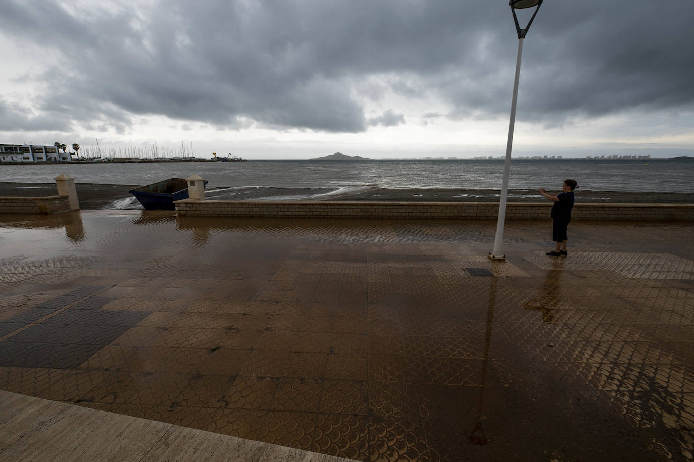 Fotos: Las lluvias provocan cinco accidentes y 68 incidencias en la Región