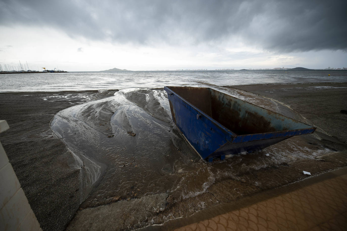 Fotos: Las lluvias provocan cinco accidentes y 68 incidencias en la Región