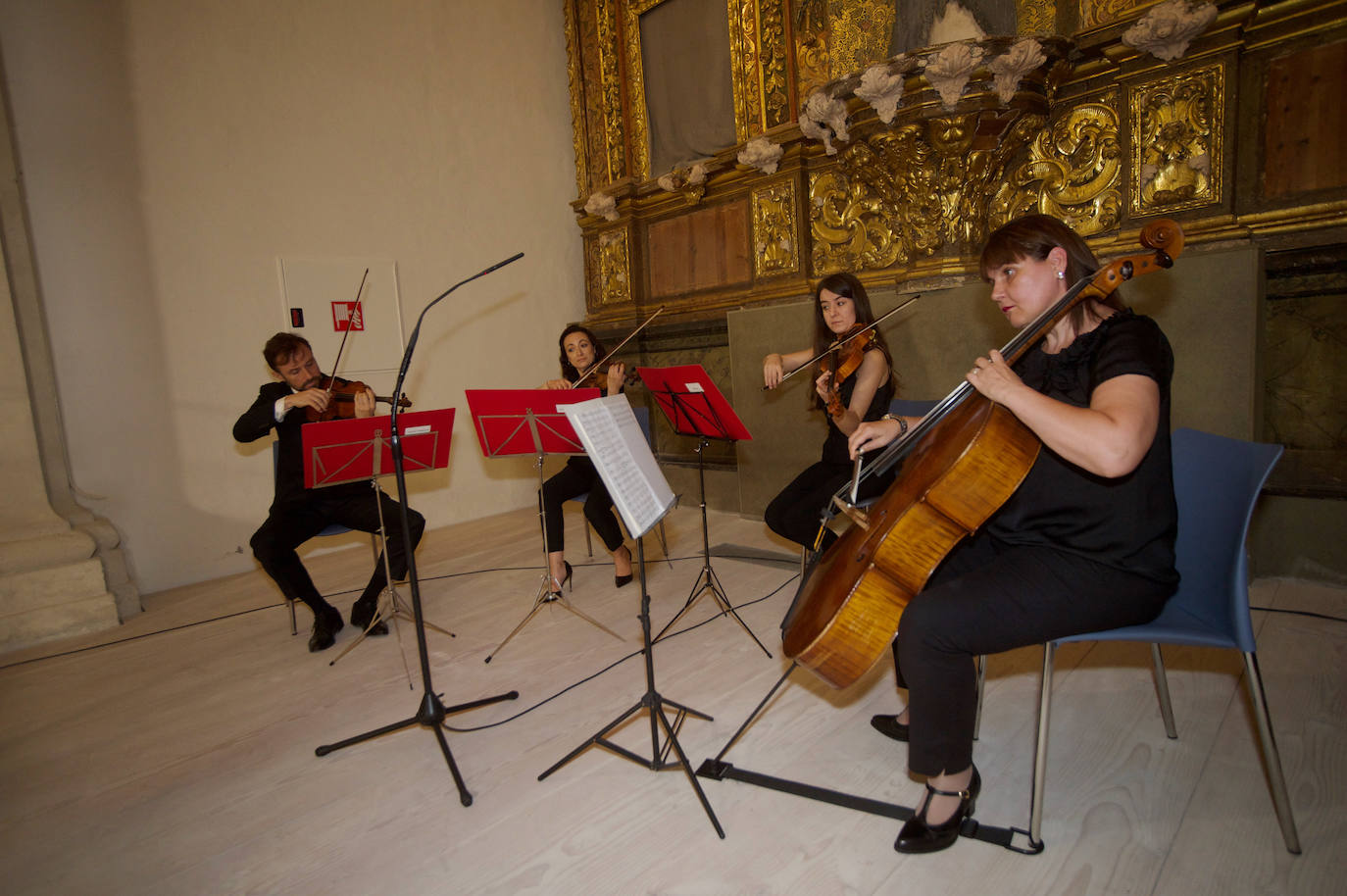 Fotos: Miras apela al entendimiento en un 9-J marcado por el recuerdo a las víctimas del coronavirus