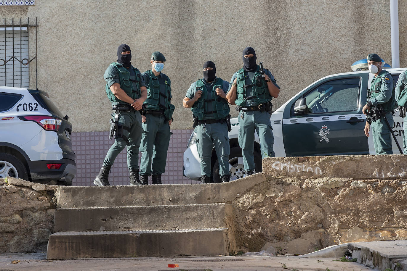 La Guardia Civil desplaza a cientos de efectivos para practicar 31 registros e intervenir siete armas, 300.000 euros y cocaína, heroína, cristal, marihuana y hachís