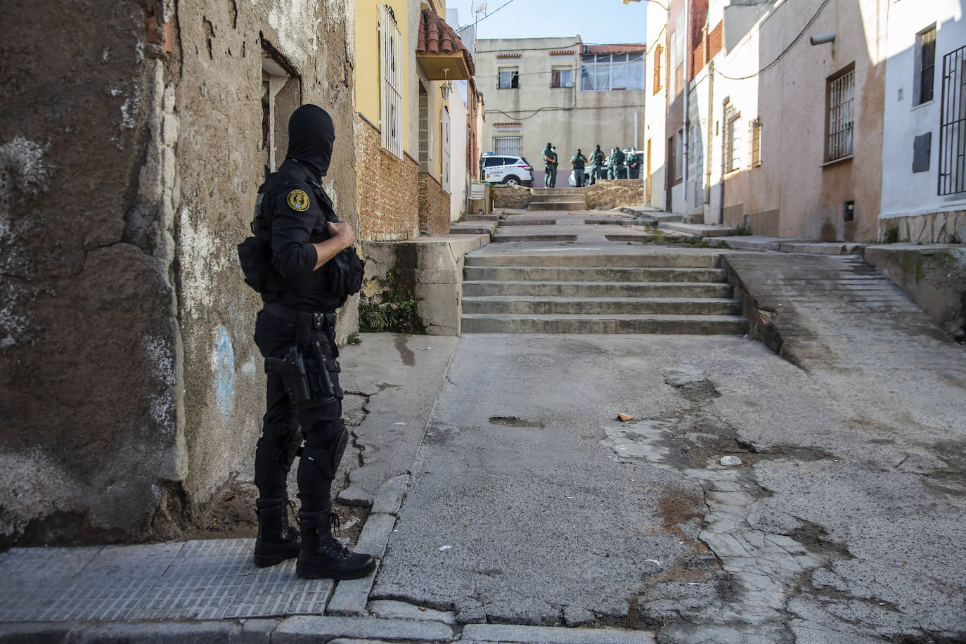 La Guardia Civil desplaza a cientos de efectivos para practicar 31 registros e intervenir siete armas, 300.000 euros y cocaína, heroína, cristal, marihuana y hachís