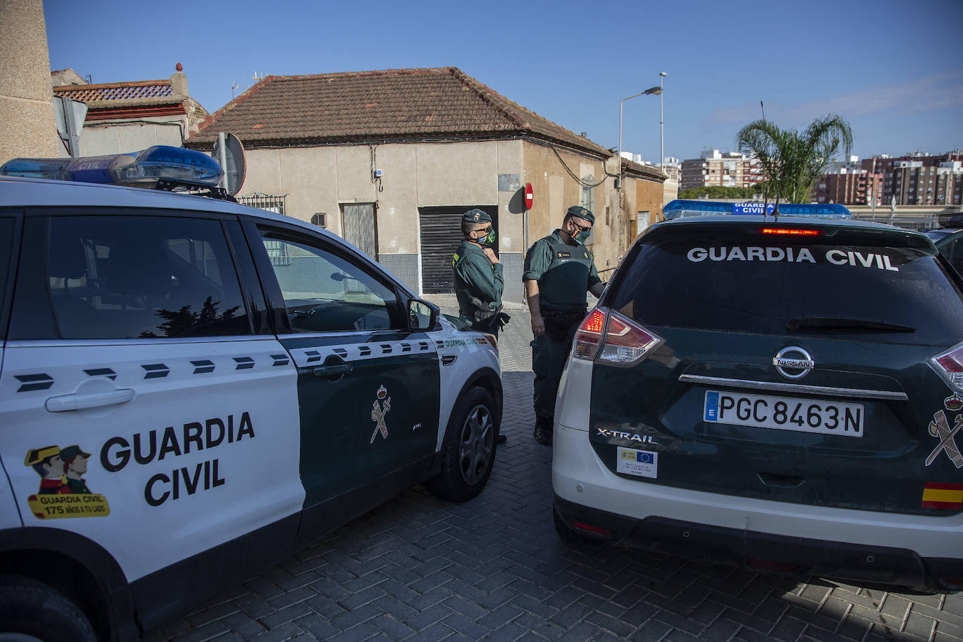 La Guardia Civil desplaza a cientos de efectivos para practicar 31 registros e intervenir siete armas, 300.000 euros y cocaína, heroína, cristal, marihuana y hachís