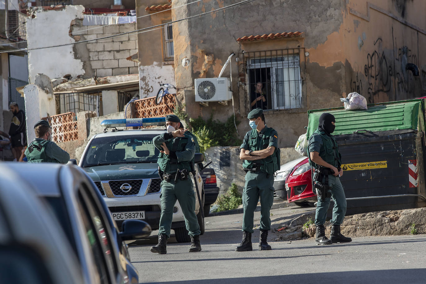 La Guardia Civil desplaza a cientos de efectivos para practicar 31 registros e intervenir siete armas, 300.000 euros y cocaína, heroína, cristal, marihuana y hachís