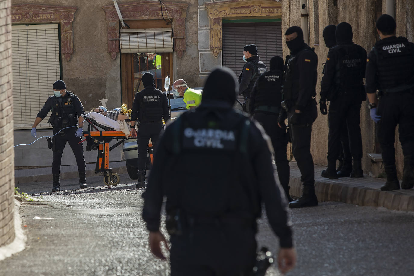 La Guardia Civil desplaza a cientos de efectivos para practicar 31 registros e intervenir siete armas, 300.000 euros y cocaína, heroína, cristal, marihuana y hachís