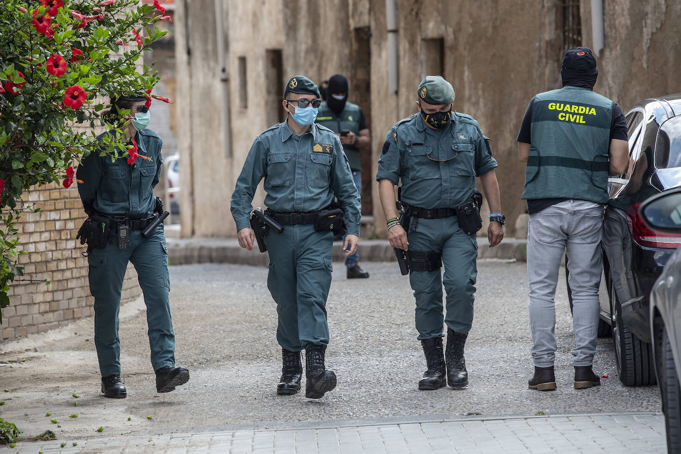 La Guardia Civil desplaza a cientos de efectivos para practicar 31 registros e intervenir siete armas, 300.000 euros y cocaína, heroína, cristal, marihuana y hachís