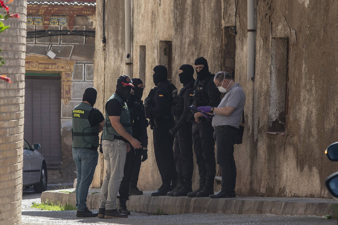 La Guardia Civil desplaza a cientos de efectivos para practicar 31 registros e intervenir siete armas, 300.000 euros y cocaína, heroína, cristal, marihuana y hachís