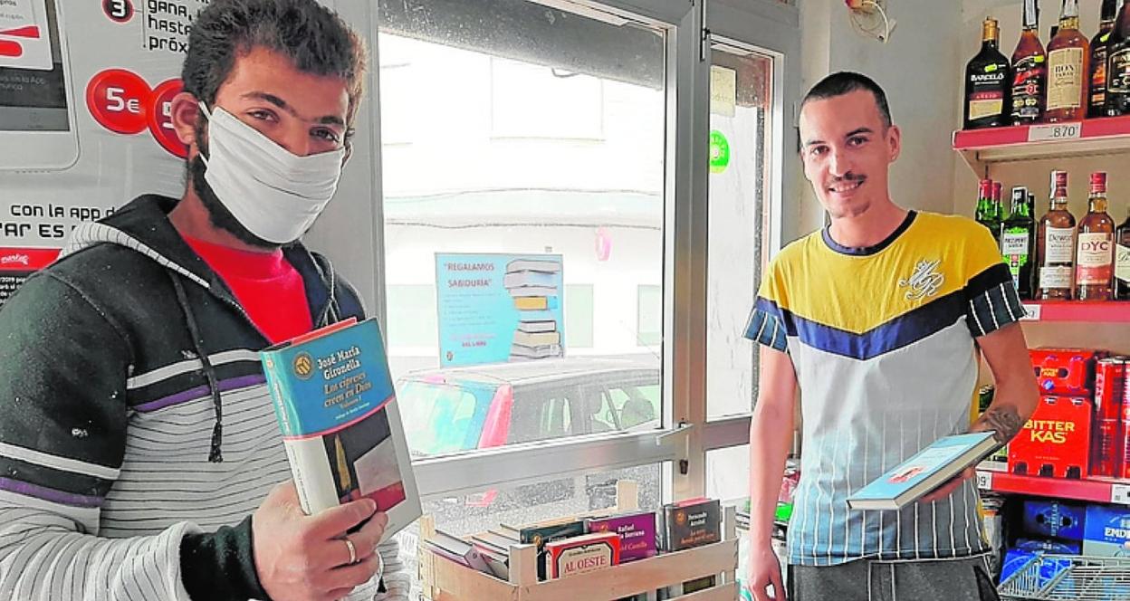 Un vecino elige un libro en un establecimiento de Campos del Río.