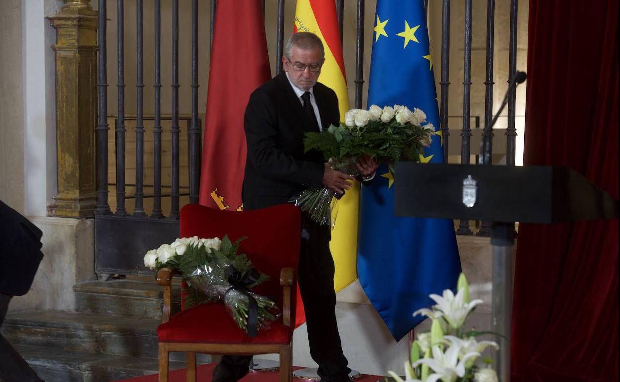 Alberto Castillo deposita su ramo de flores en la silla que simboliza a los murcianos a los que se les ha concedido la Medalla de Oro.