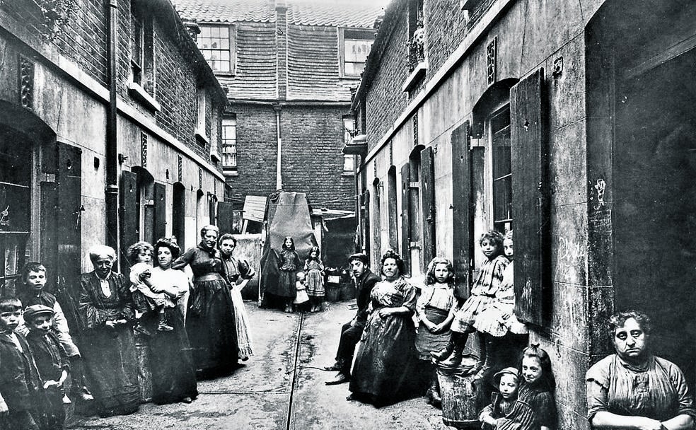 La otra cara del Imperio. Escena callejera en el Londres de su tiempo.