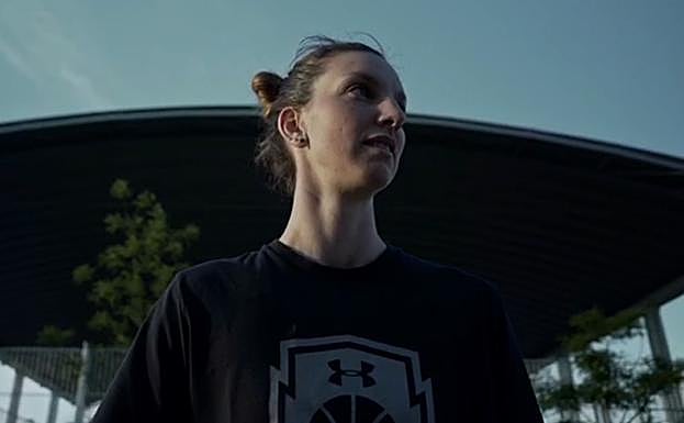 La jugadora de baloncesto Laura Gil, en una imagen del vídeo.