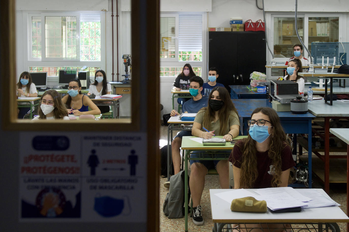 Fotos: Unos 3.600 alumnos vuelven a los institutos de la Región para preparar la EBAU