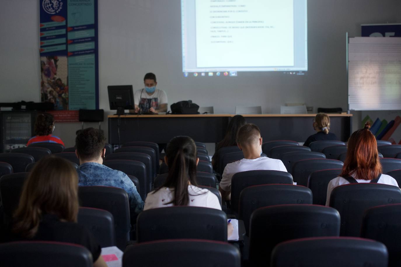 Fotos: Unos 3.600 alumnos vuelven a los institutos de la Región para preparar la EBAU