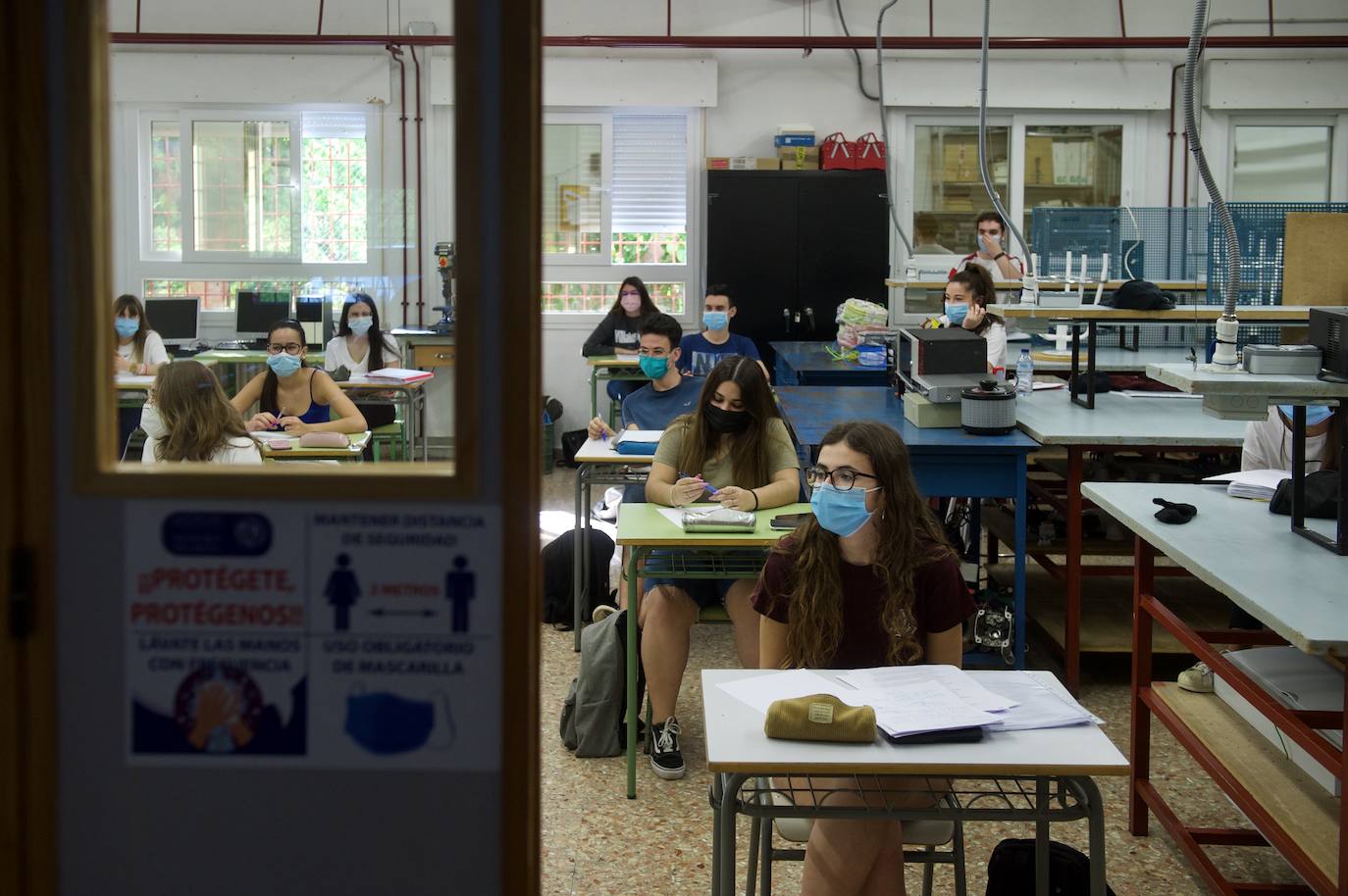 Fotos: Unos 3.600 alumnos vuelven a los institutos de la Región para preparar la EBAU