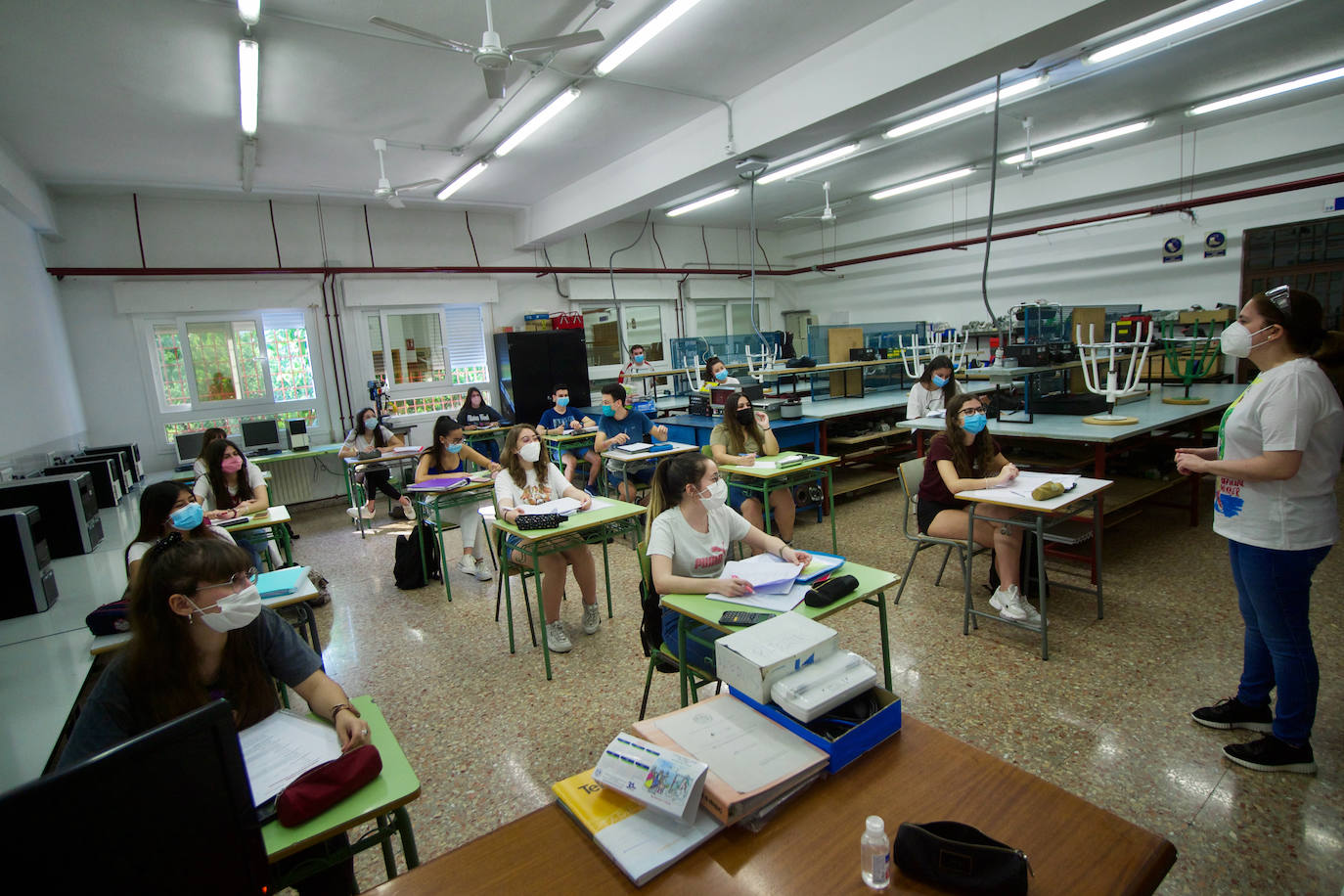 Fotos: Unos 3.600 alumnos vuelven a los institutos de la Región para preparar la EBAU