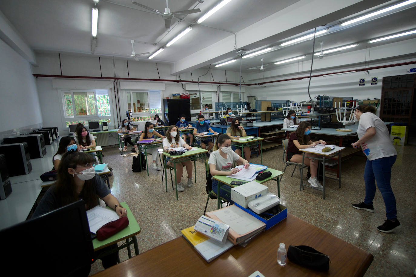 Fotos: Unos 3.600 alumnos vuelven a los institutos de la Región para preparar la EBAU