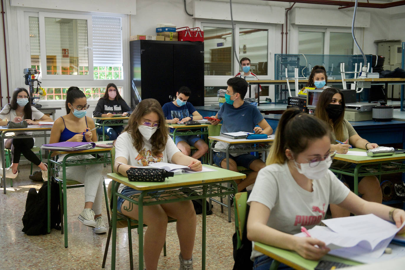 Fotos: Unos 3.600 alumnos vuelven a los institutos de la Región para preparar la EBAU