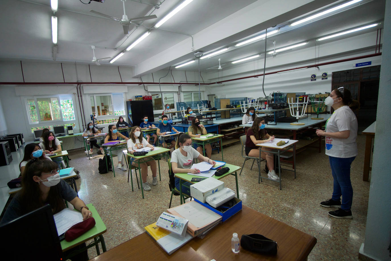 Fotos: Unos 3.600 alumnos vuelven a los institutos de la Región para preparar la EBAU