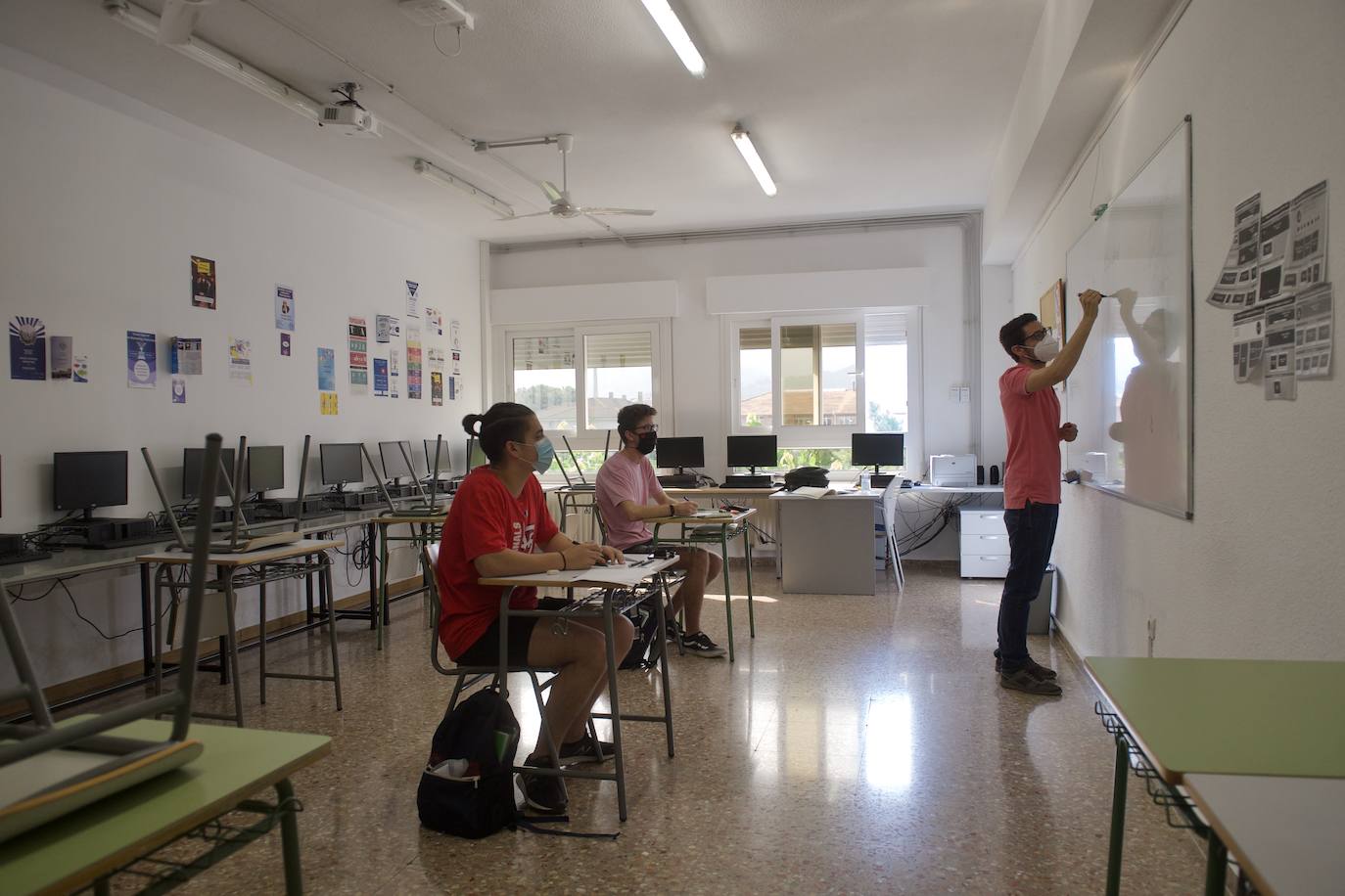 Fotos: Unos 3.600 alumnos vuelven a los institutos de la Región para preparar la EBAU