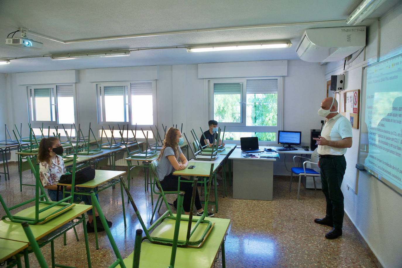 Fotos: Unos 3.600 alumnos vuelven a los institutos de la Región para preparar la EBAU