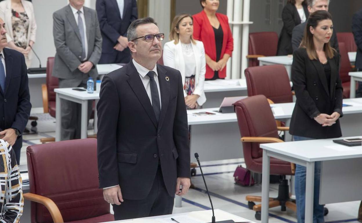 Diego Conesa, portavoz del Grupo Socialista en la Asamblea, este miércoles, durante el minuto de silencio organizado en homenaje a las víctimas de la Covid-19.