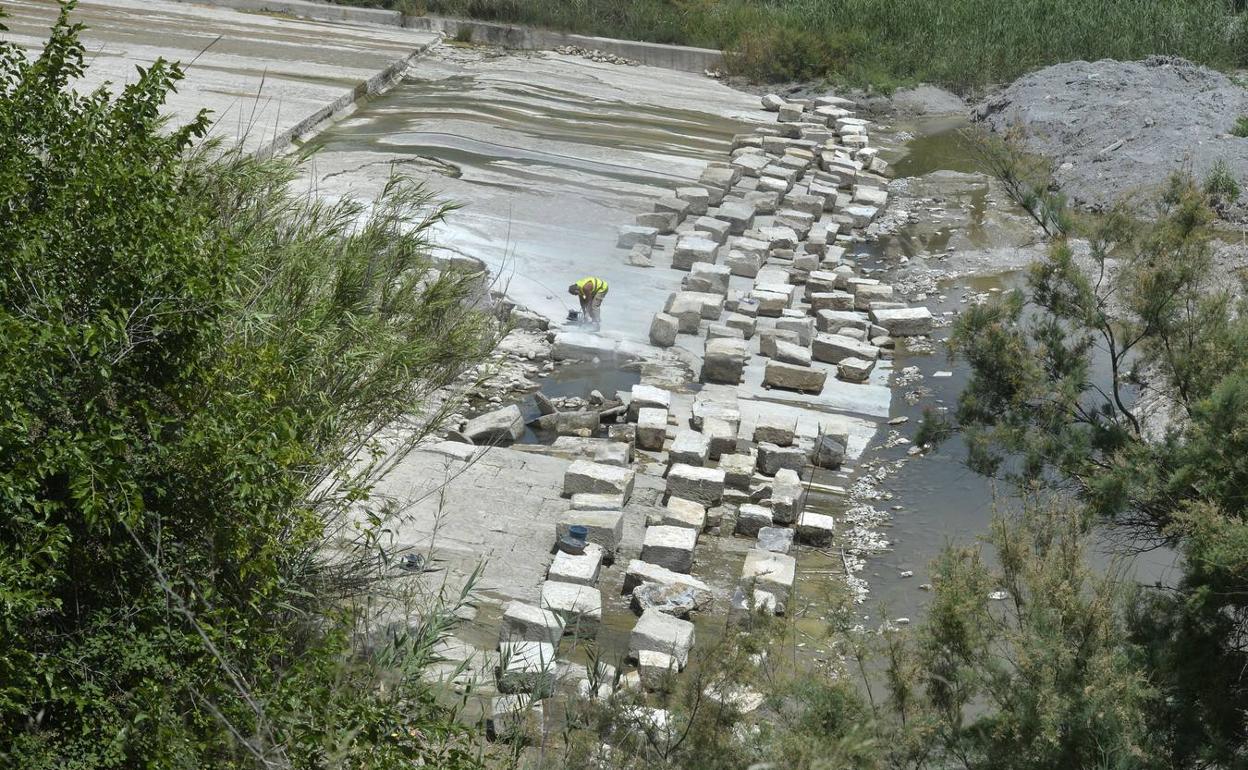 Los sillares que habrá que recolocar en la presa. 