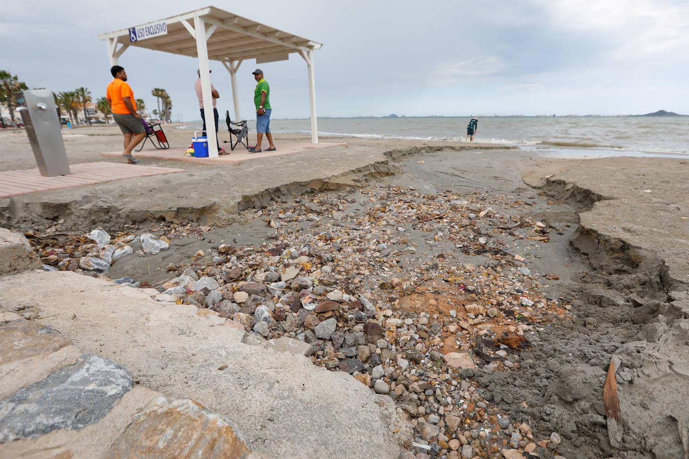 Fotos: Arrastres por las últimas lluvias en la playa de Los Narejos