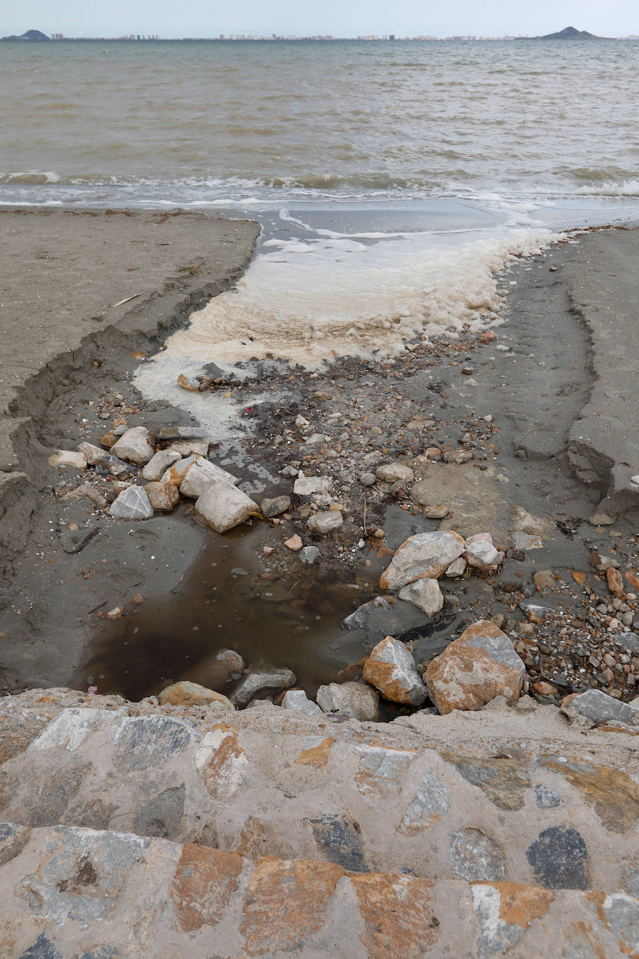 Fotos: Arrastres por las últimas lluvias en la playa de Los Narejos