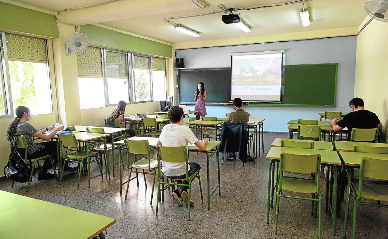 Estudiantes de Bachillerato del IES Infante Don Juan Manuel, en Murcia, en las primeras clases de repaso para la Ebau, ayer.