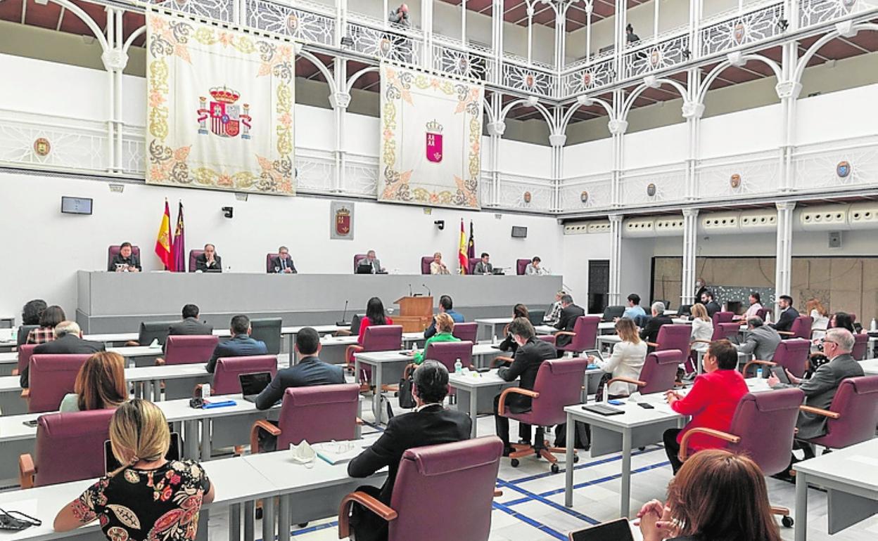 Los diputados, en la nueva sala de plenos del Patio de las Comarcas. 