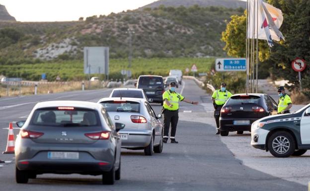 Agentes de la Guardia Civil realizan un control de tráfico en la autovía A-30 