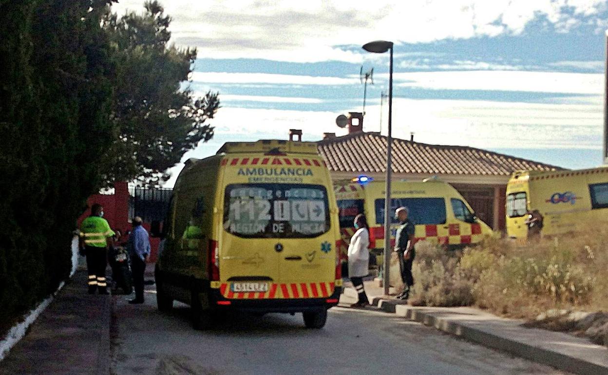 Una ambulancia atendiendo a la niña herida.