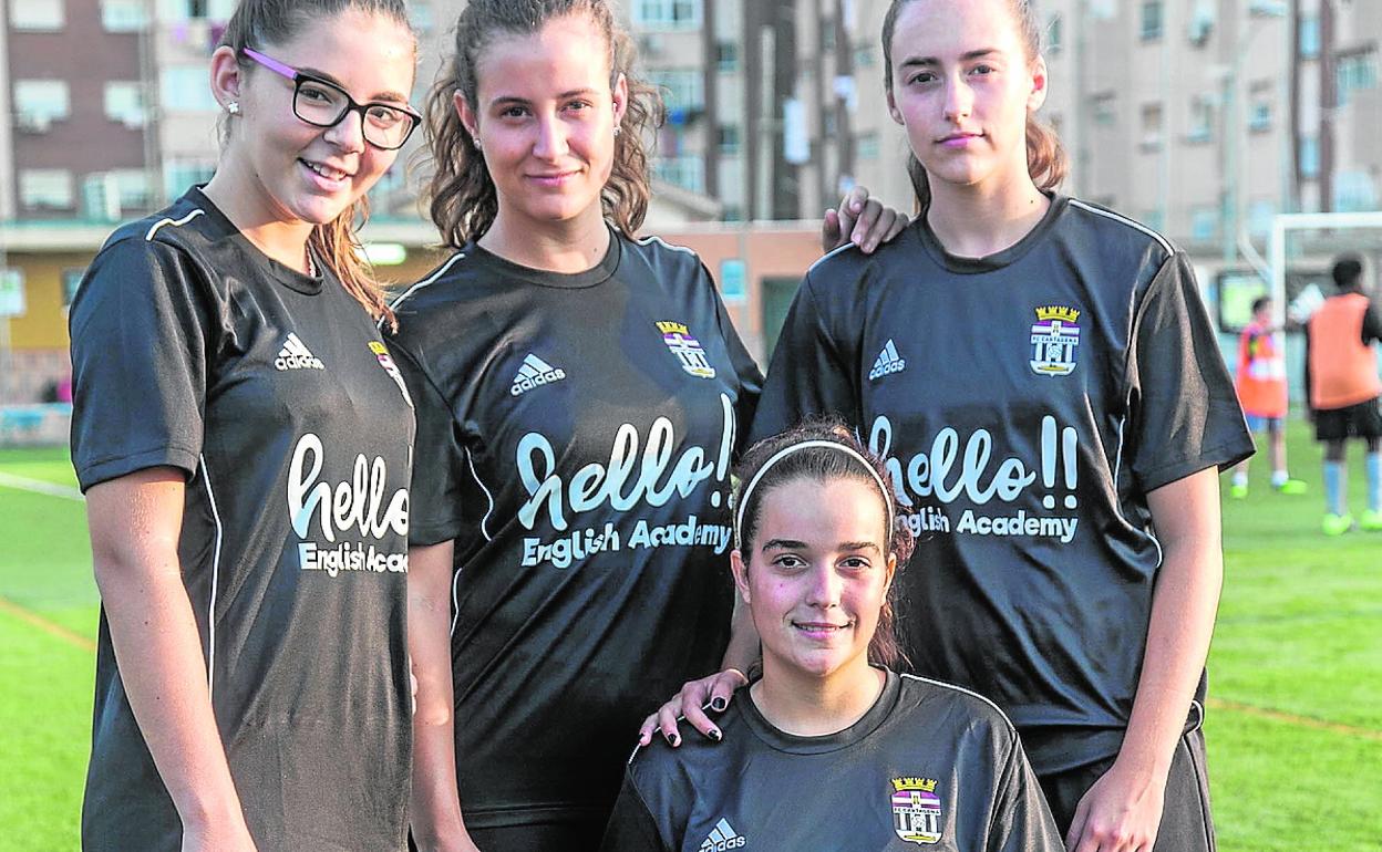 Gema, Arantxa, Antonia y, con la rodilla en el césped, Mari Carmen, en una imagen tomada antes de un entrenamiento del FC Cartagena femenino en Ciudad Jardín. 