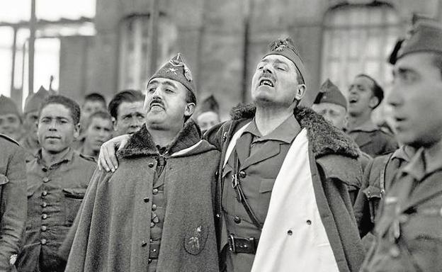 Los generales Franco y Millán Astray entonan cánticos legionarios en el cuartel de Dar Riffien, en 1926.