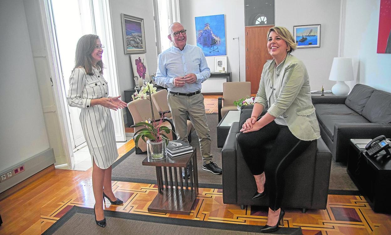 Ana Belén Castejón, Manuel Padín y Noelia Arroyo, conversan en el Palacio Consistorial antes de la Junta de Gobierno Local celebrada el pasado viernes.