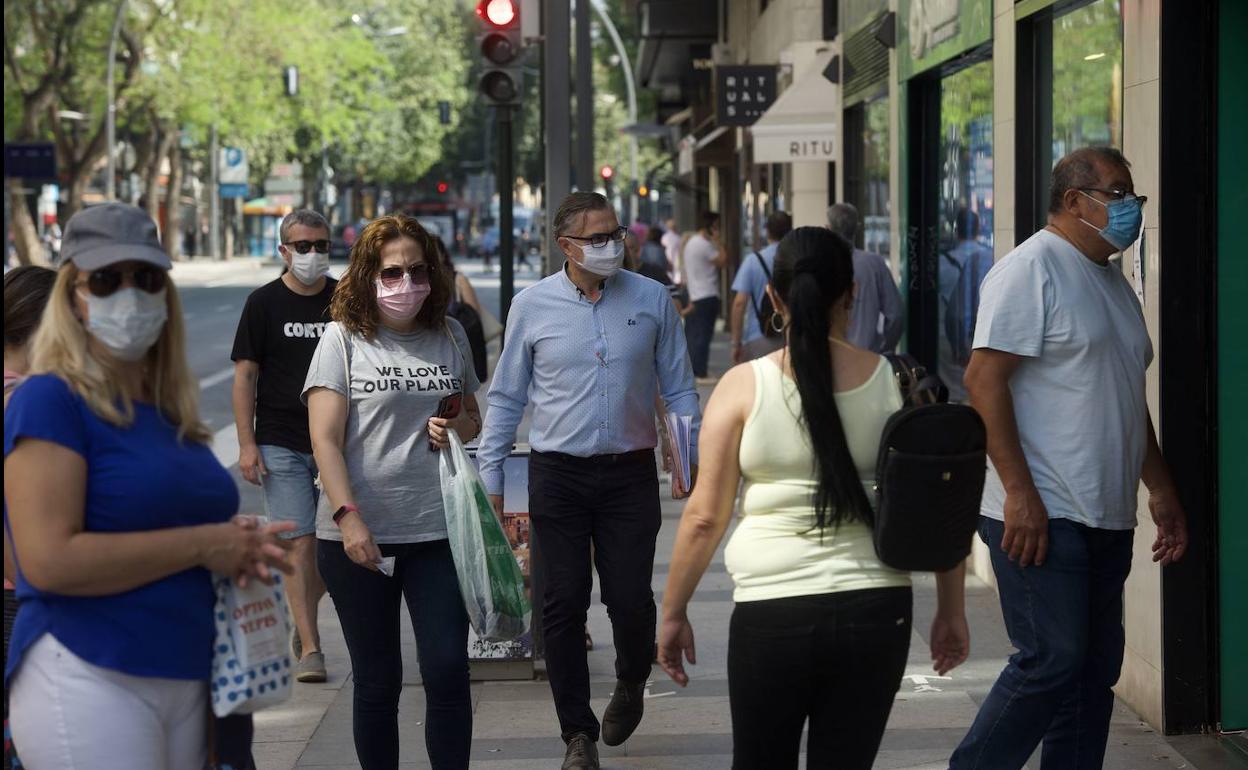 Viandantes con mascarilla por el centro de Murcia, el pasado fin de semana. 