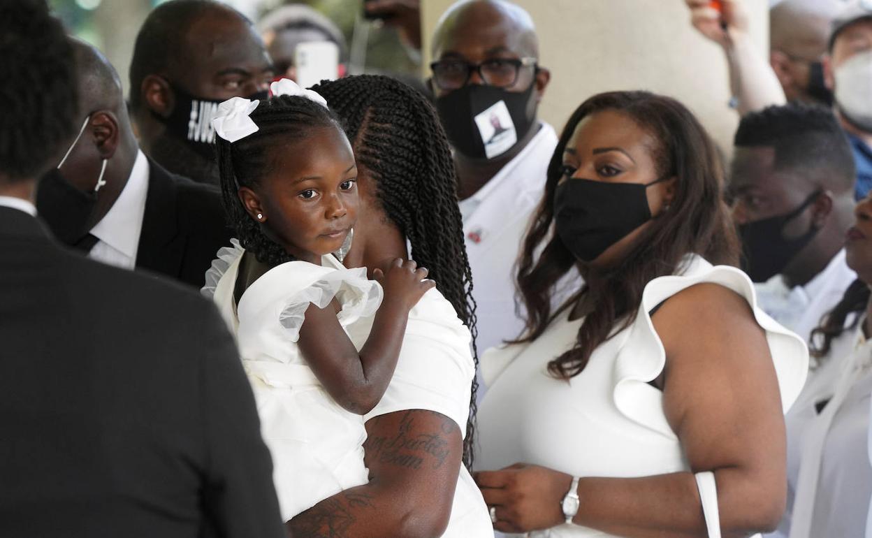 Gianna, la hija de George Floyd, con su familia.