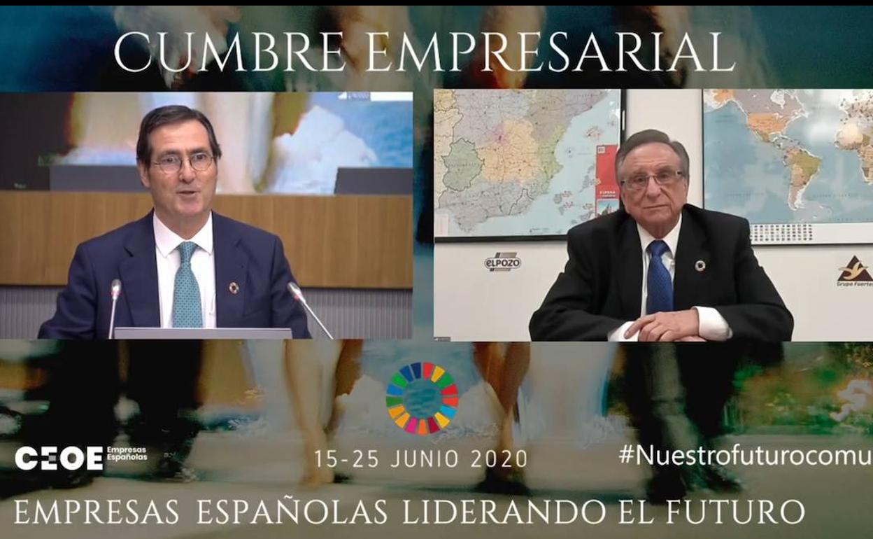 Tomás Fuertes, a la derecha, en su intervención en la cumbre de la CEOE. 
