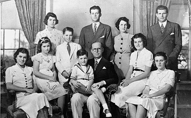 La familia Kennedy al completo. Jean es la segunda por la izquierda. En el centro, John y Robert, y Ted en brazos de su padre, Joseph. 