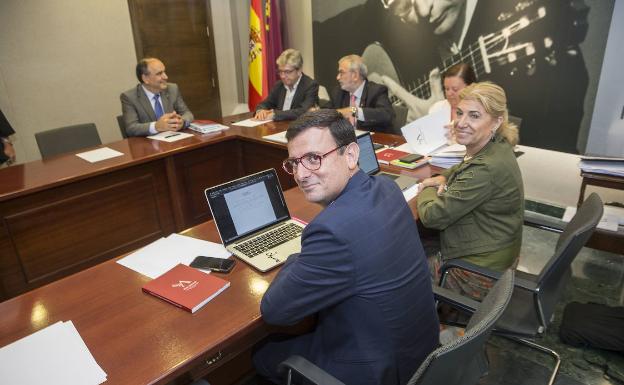 Emilio Ivars, junto a Gloria Alarcón durante una reunión de la Mesa de la Asamblea. 