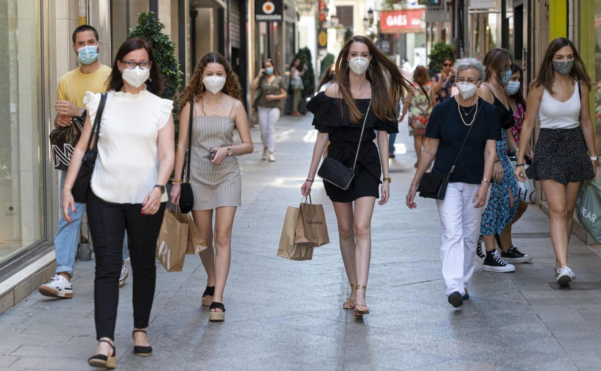 Varias personas pasean por el centro de Murcia, este sábado.