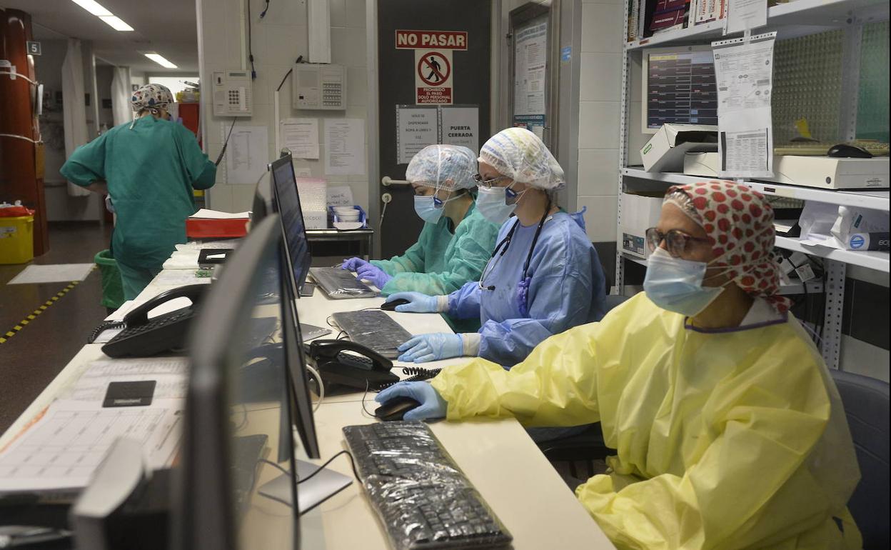 Equipo de sanitario de urgencias de la Arrixaca, equipados con las protecciones para combatir la Covid-19. 