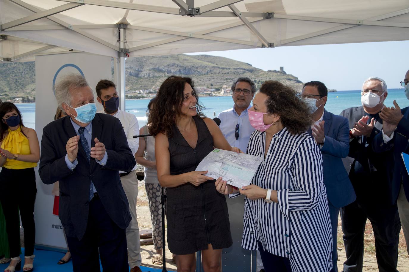Fotos: Las playas de la Región reciben sus banderas azules