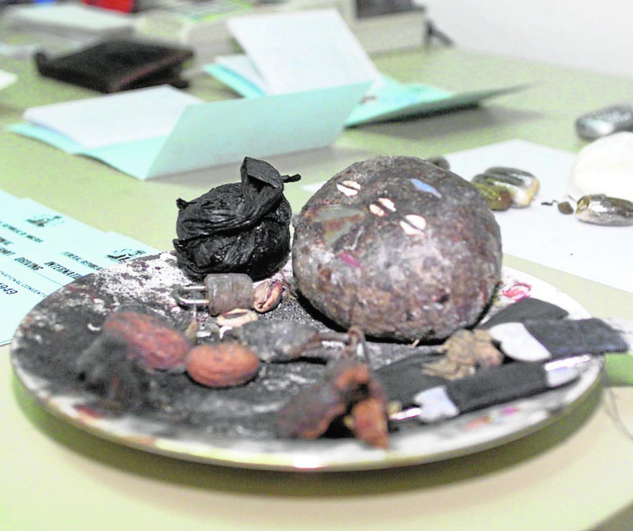 Materiales y objetos para la práctica de vudú que fueron intervenidos a una banda de ciudadanos nigerianos en Murcia, en una operación policial. 