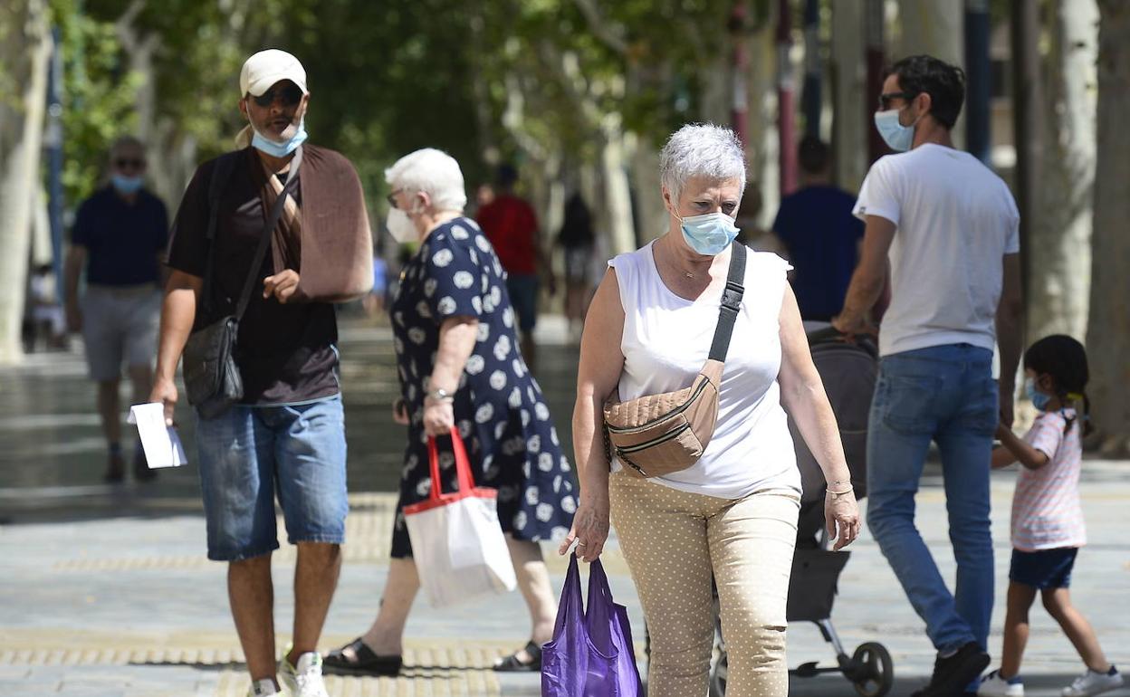 Varias personas pasean por el centro de Murcia, en una imagen de archivo.