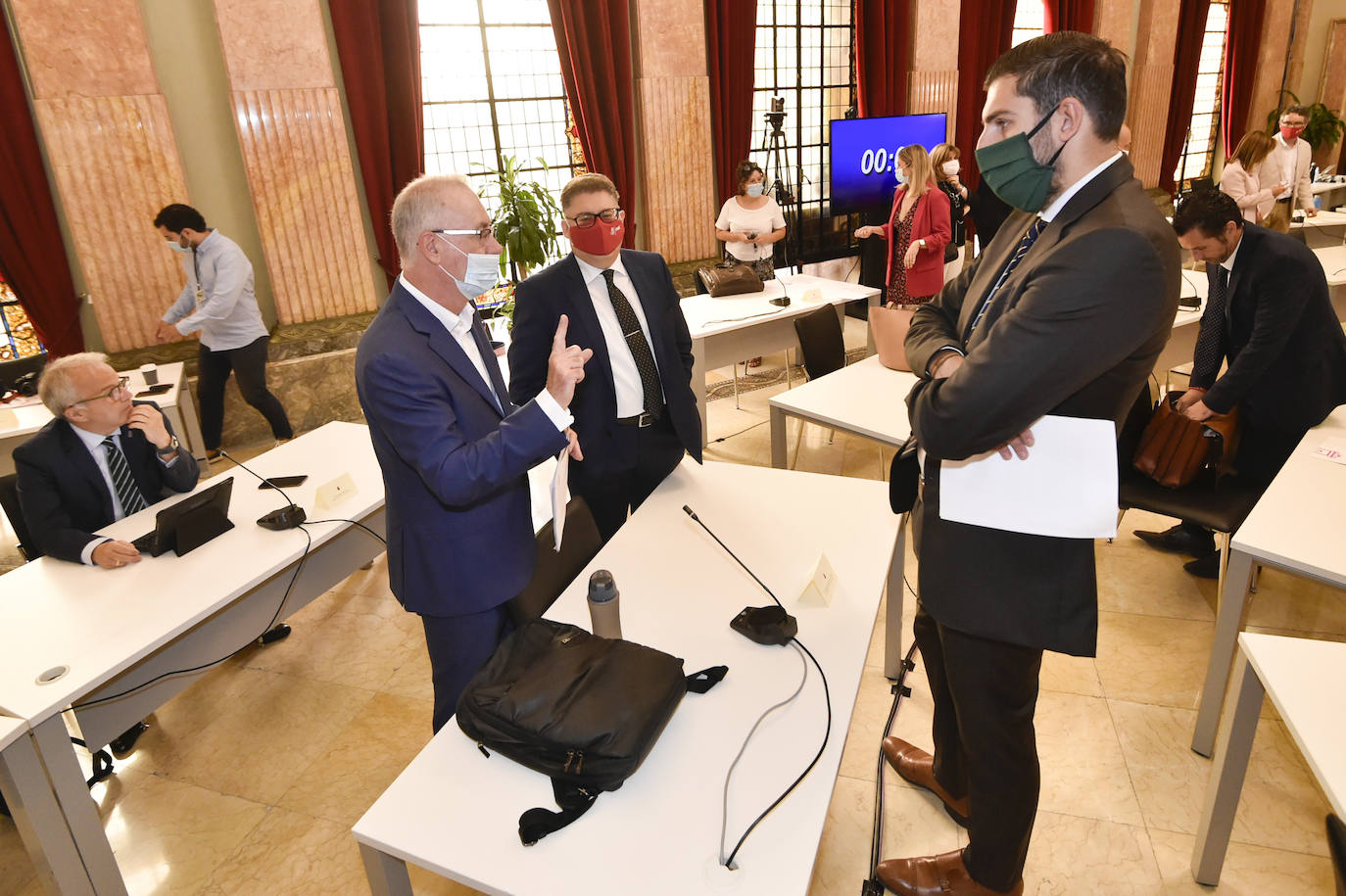 Con la única abstención de los tres concejales de Vox, el Plan de Soporte Social y Activación Económica del municipio de Murcia ha salido adelante esta mañana en el Pleno extraordinario con el apoyo de los grupos de gobierno en coalición.