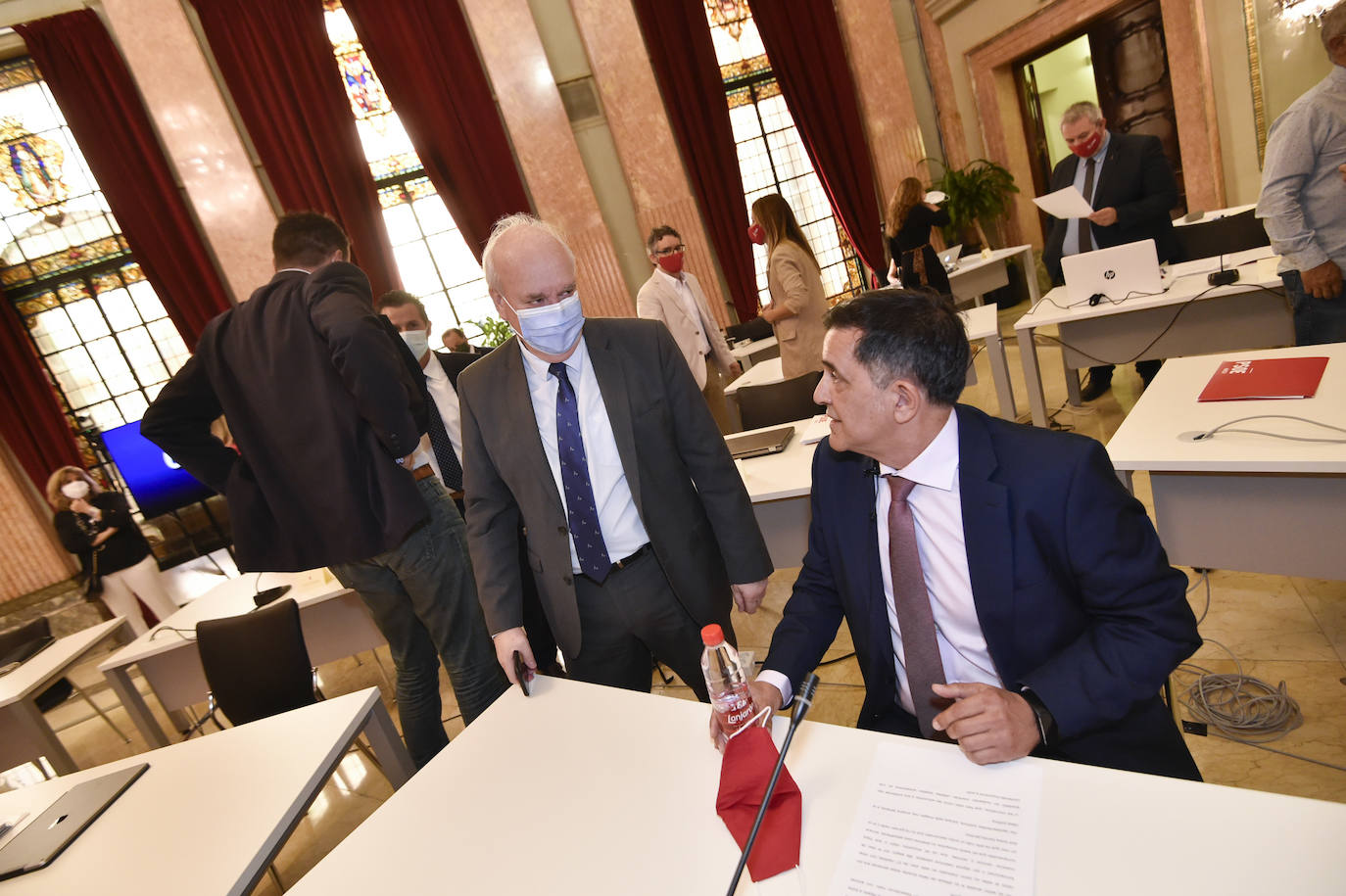 Con la única abstención de los tres concejales de Vox, el Plan de Soporte Social y Activación Económica del municipio de Murcia ha salido adelante esta mañana en el Pleno extraordinario con el apoyo de los grupos de gobierno en coalición.