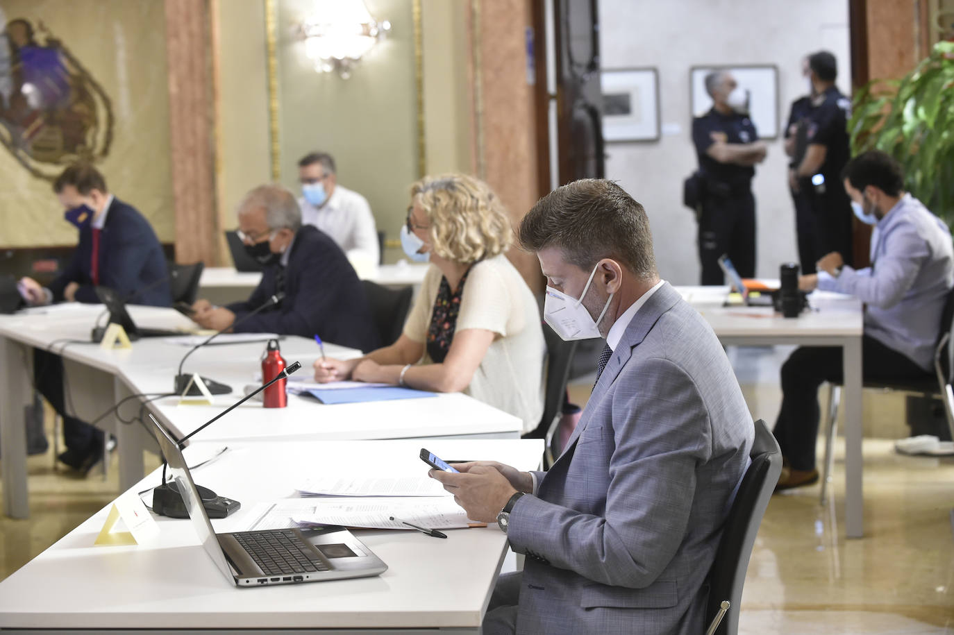 Con la única abstención de los tres concejales de Vox, el Plan de Soporte Social y Activación Económica del municipio de Murcia ha salido adelante esta mañana en el Pleno extraordinario con el apoyo de los grupos de gobierno en coalición.