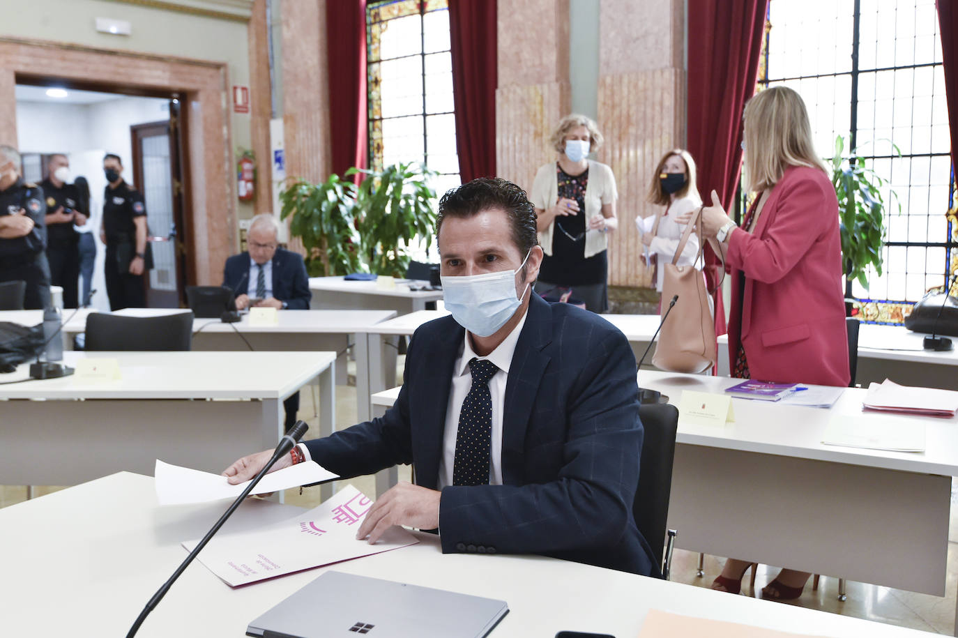 Con la única abstención de los tres concejales de Vox, el Plan de Soporte Social y Activación Económica del municipio de Murcia ha salido adelante esta mañana en el Pleno extraordinario con el apoyo de los grupos de gobierno en coalición.